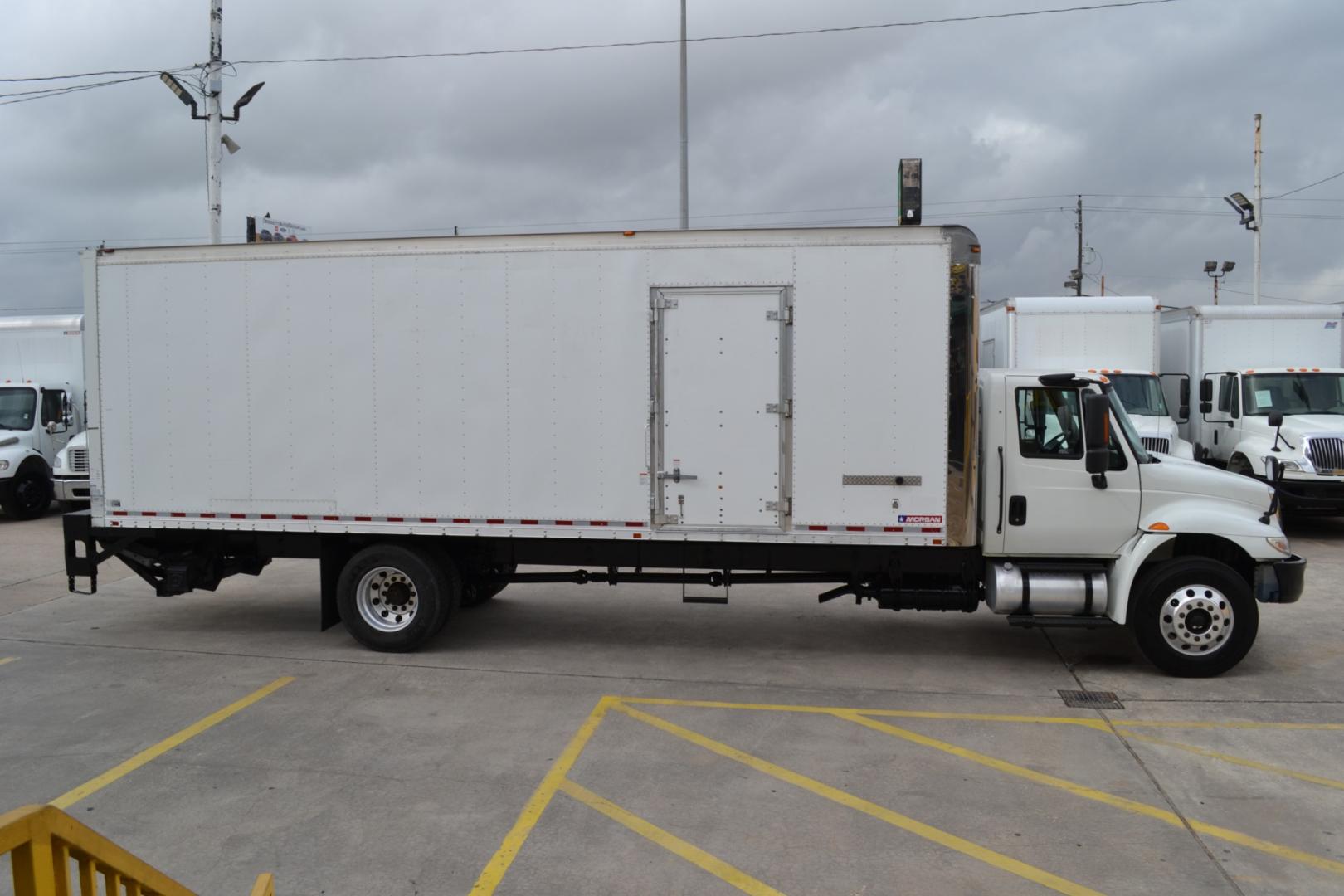 2018 WHITE /GRAY INTERNATIONAL 4300 with an CUMMINS ISB 6.7L 240HP engine, EATON FULLER PROCISION AUTOMATIC transmission, located at 9172 North Fwy, Houston, TX, 77037, (713) 910-6868, 29.887470, -95.411903 - Photo#3